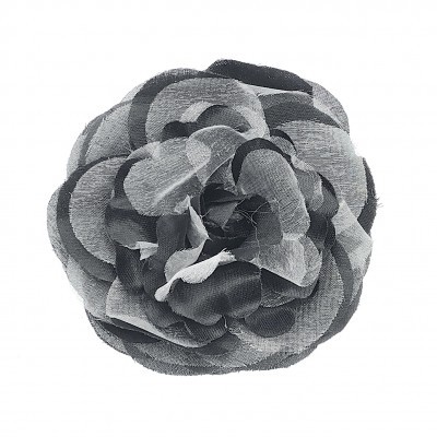 Flor artificial de tecido cinzenta e preta com múltiplas camadas de pétalas