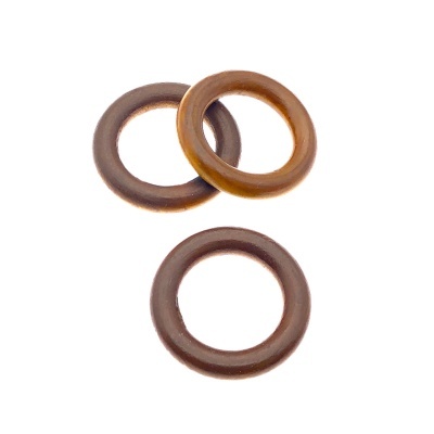 Três argolas castanho escuro e alaranjado lisas sobre fundo branco