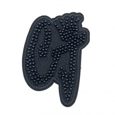 Patch preto com letra 'a' em pérolas pretas