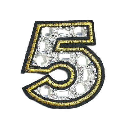 Aplicação número 5 com bordado dourado e pedras brilhantes