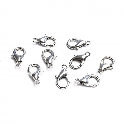 Fechos de lagosta prateados em superfície branca