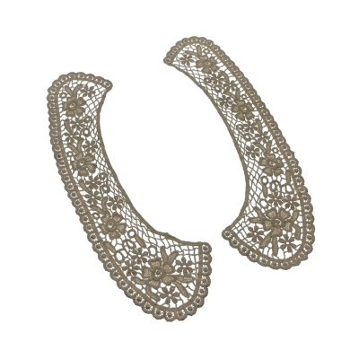 Par de golas de renda bege com padrão floral e bordado detalhado