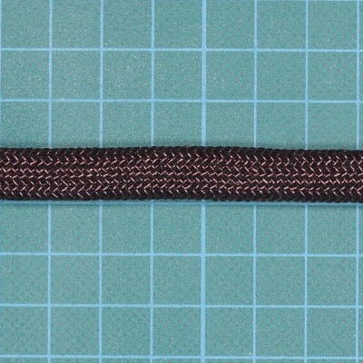 Cordão trançado preto com fio vermelho sobre superfície quadriculada verde