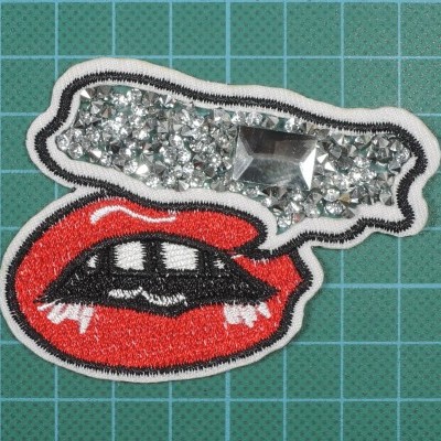 Emenda decorativa para roupa com boca vermelha e pedras prateadas