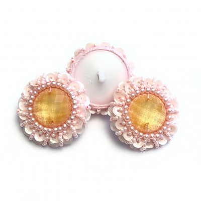 Três velas decorativas com centro dourado e detalhes cor-de-rosa