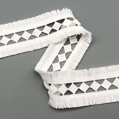 Fita decorativa branca com losangos vazados e franjas