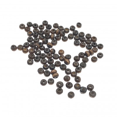 Contas redondas pequenas de madeira castanha sobre fundo branco