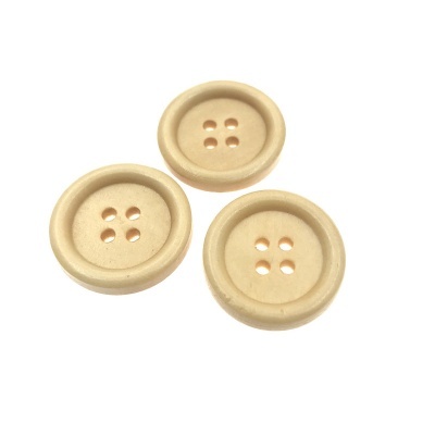 Três botões de madeira redondos com quatro furos cada
