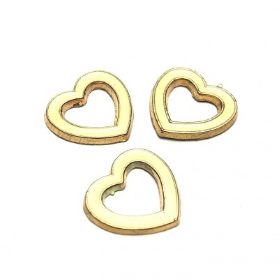 Três pendentes dourados em forma de coração com interior vazado