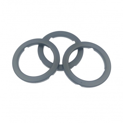 Três anéis cinza de plástico dispostos sobre fundo branco