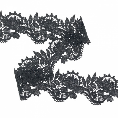 Renda preta com padrão floral detalhado sobre fundo branco