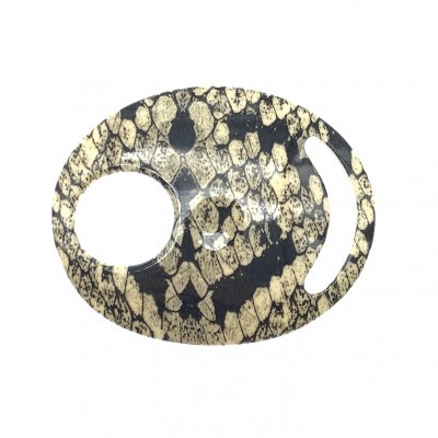Peça oval com padrão de pele de cobra e dois recortes circulares