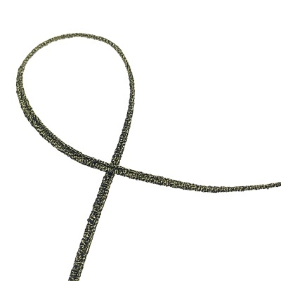 Cordão têxtil preto com fios dourados entrelaçados sobre fundo branco