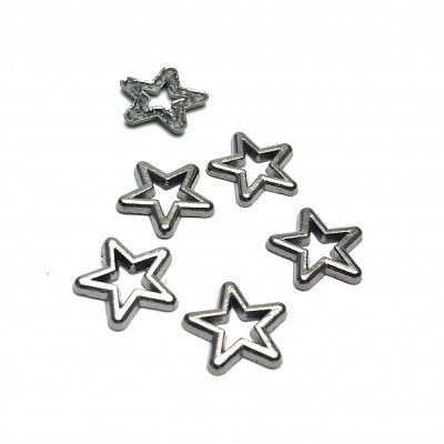 Moldes metálicos em forma de estrela prateados sobre fundo branco.