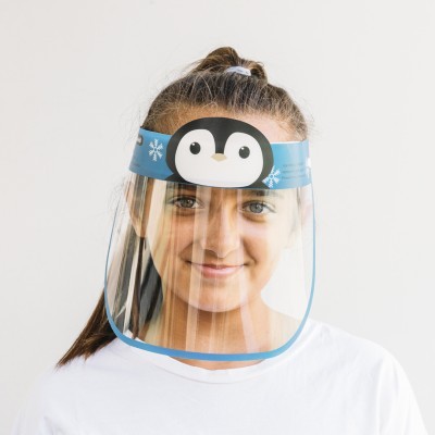 Viseira protetora transparente com faixa azul e pinguim usada por menina