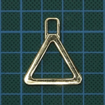 Fecho triangular de metal dourado sobre fundo quadriculado azul e verde escuro