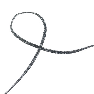 Corda têxtil preta e branca curva sobre fundo branco
