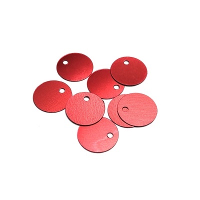 Discos circulares vermelhos com textura e furo