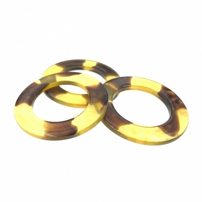 Três argolas redondas amarelas e castanhas em fundo branco