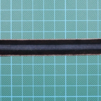 Faixa elástica preta sobre fundo verde quadriculado