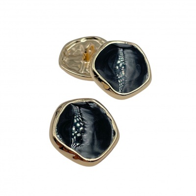 Brincos dourados com superfície preta irregular e brilhante