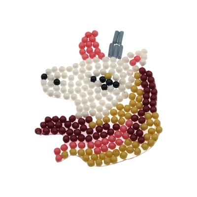 Figura de unicórnio feita com pequenas bolas coloridas.