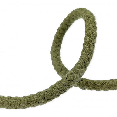 Corda verde oliva trançada sobre fundo branco
