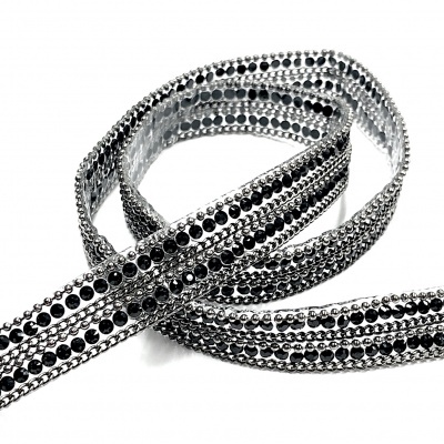 Fita decorativa com pedrinhas pretas e prateadas em tecido branco transparente