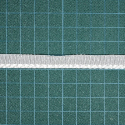 Fita branca fina sobre uma superfície quadriculada verde