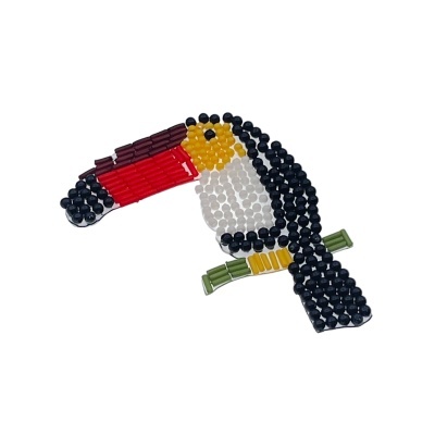 Aplição tucano com pérolas de vidro coloridas
