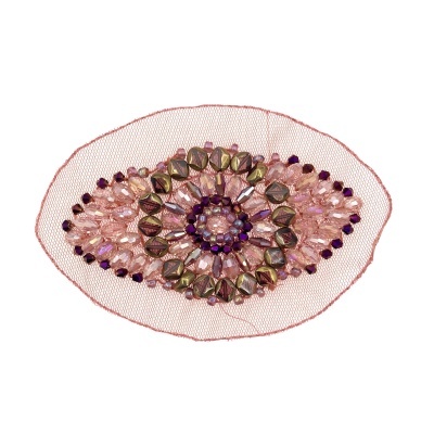 Aplicação bordada em forma de olho com contas em tecido vermelho