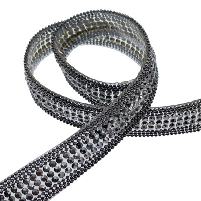 Fita decorativa brilhante prateada em espiral