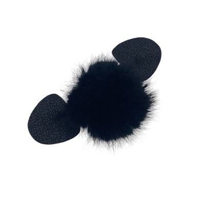 Pompom preto com peças em forma de coração texturizadas