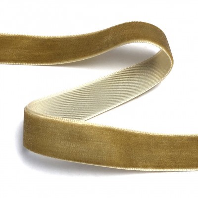 Fita de veludo castanha clara em fundo branco