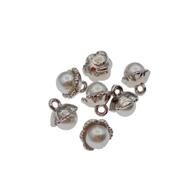 Adornos prateados com pérolas artificiais para pendurar