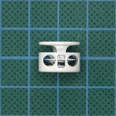Componente plástico branco em azulejos verdes com padrão