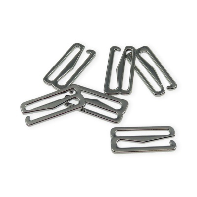 Oito ganchos metálicos prateados em fundo branco