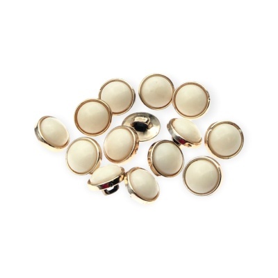 Botões redondos creme com bordas douradas sobre fundo branco