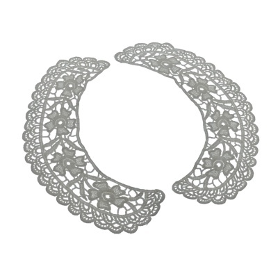 Gola decorativa branca em renda com padrão floral