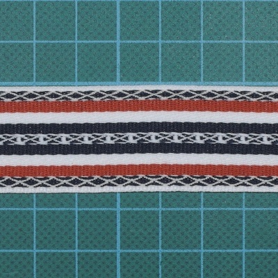 Fita decorativa colorida sobre superfície quadriculada