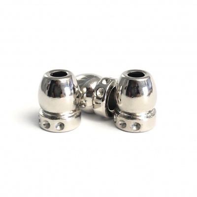 Três tampas metálicas prateadas com detalhes em relevo