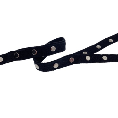 Correia preta com botões prateados