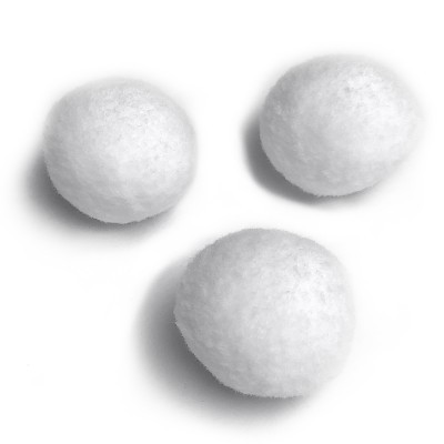 Três bolas de algodão brancas sobre fundo branco