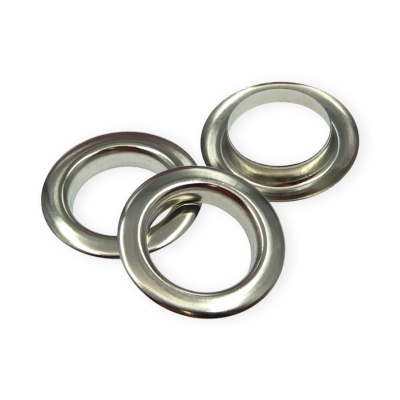 Três ilhós metálicos prateados brilhantes sobre fundo branco