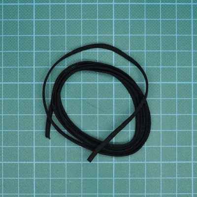 Cordão preto enrolado sobre fundo quadriculado azul claro