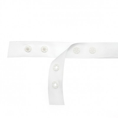 Fita branca com botões de pressão de plástico branco