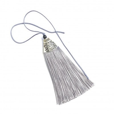 Pendente com franjas cinzentas e base metálica decorada