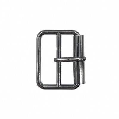 Fivela metálica retangular prateada com barra central dupla
