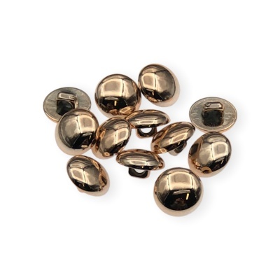 12 botões metálicos redondos dourados com argola para costura sobre fundo branco