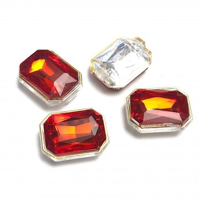 Quatro pedras decorativas facetadas vermelhas e transparentes com bordas metálicas prateadas